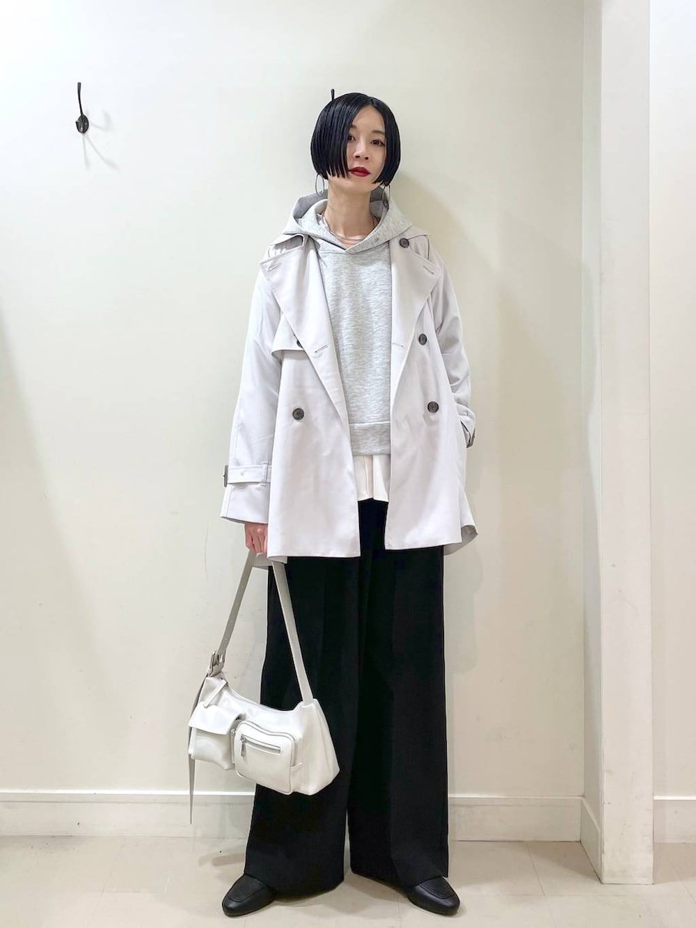 「高見え、若見え、着痩せ・細見え、ママコーデ、普通_GLOBAL WORK、高身長、GLOBAL WORK、トレンチコート、コート、パーカー、スウェット、シャツ、ワイドパンツ、パンツ、パンプス」|「GLOBAL WORKのサイズ拡大/らくっション撥水2WAYローファー/131468(ローファー、ブラック系)」を使った、るんるんさん(レディース・168cm)の春コーディネートの6枚目の写真