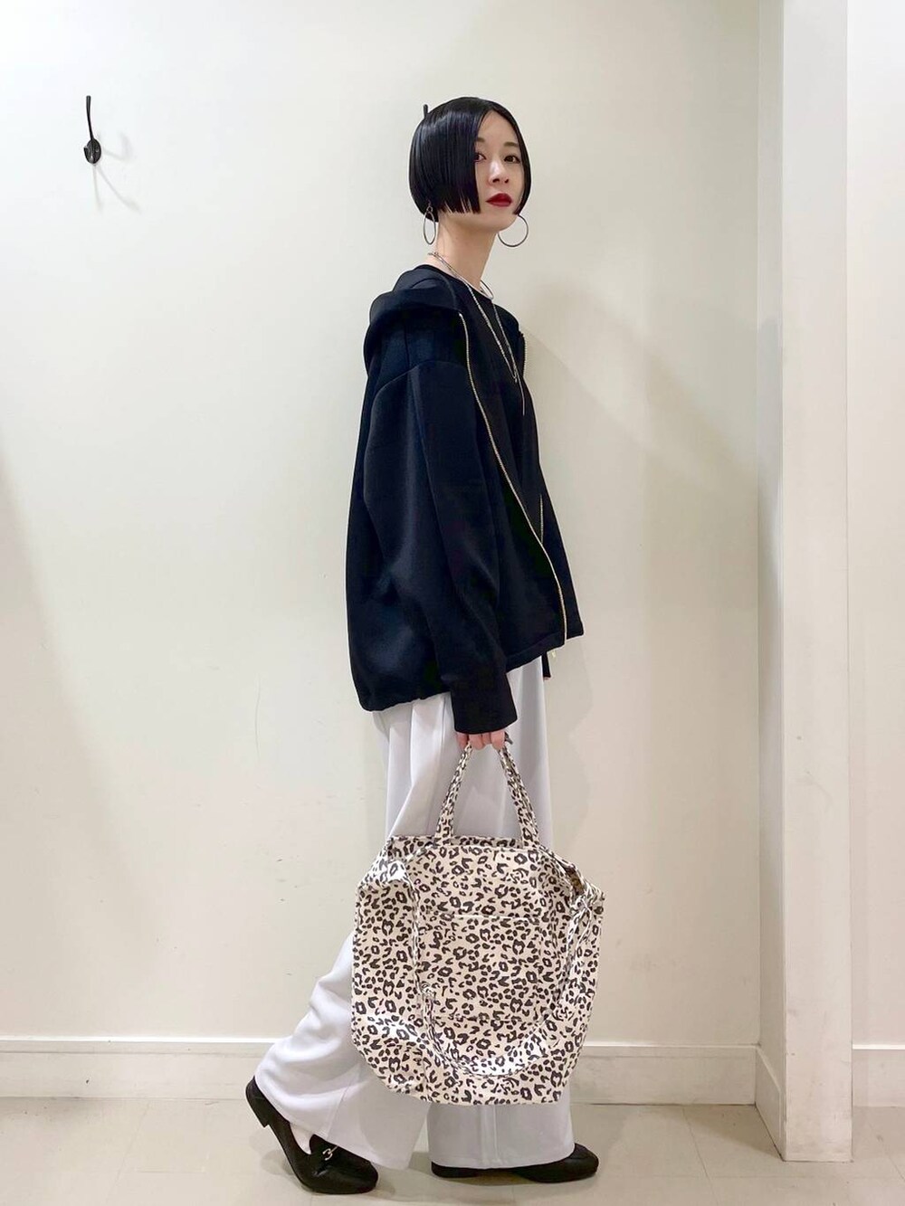 「高見え、若見え、バッグ、春コーデ、着痩せ・細見え、ママコーデ、普通_GLOBAL WORK、高身長、GLOBAL WORK、パーカー、ワイドパンツ、パンツ、楽ちんコーデ、体型カバー、ネックレス」｜「GLOBAL WORKのサイズ拡大/らくっション撥水2WAYローファー/131468（ローファー、ブラック系）」を使った、るんるんさん（レディース・168cm）の春コーディネートの3枚目の写真