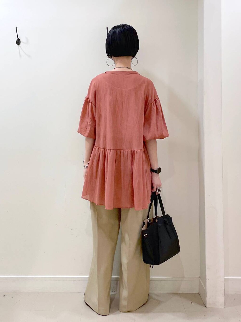 「大人カジュアル、高見え、若見え、着痩せ・細見え、ママコーデ、楽ちんコーデ、普通_GLOBAL WORK、高身長、体型カバー、GLOBAL WORK、シンプルコーデ、ブラウス、パンツ、ワイドパンツ、春コーデ」｜「GLOBAL WORKのらくっション踏めるバブーシュ/136007（その他シューズ、ブラック系）」を使った、るんるんさん（レディース・168cm）の春コーディネートの4枚目の写真