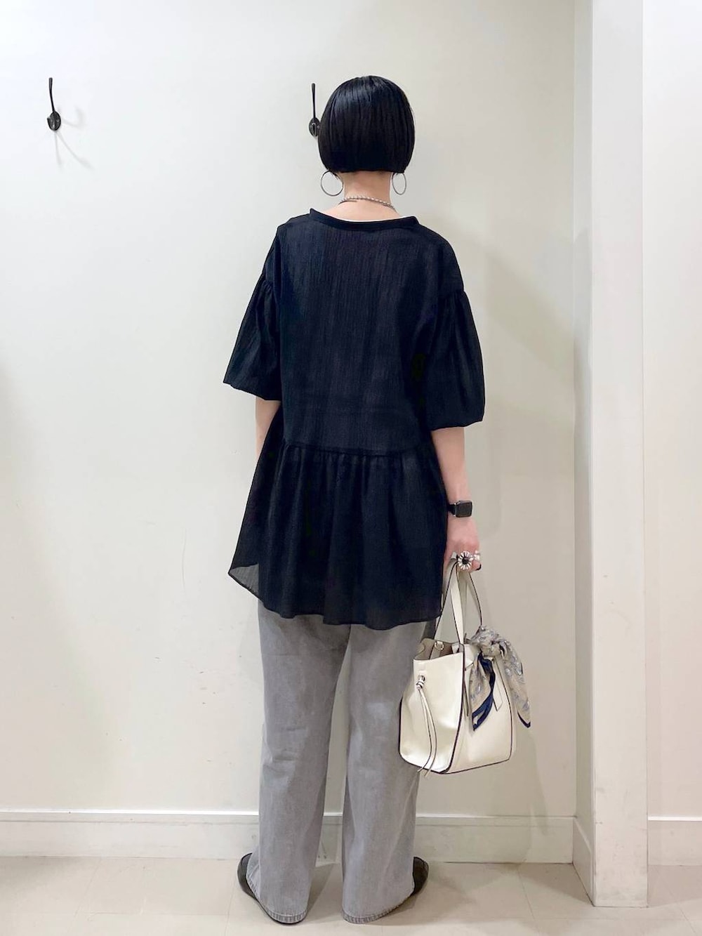「着痩せ・細見え、ママコーデ、高身長、体型カバー、高見え、若見え、楽ちんコーデ、普通_GLOBAL WORK、GLOBAL WORK、シンプルコーデ、大人カジュアル、ブラウス、タンクトップ、ワイドパンツ、デニムパンツ」｜「GLOBAL WORKのステンレスボールY字ネックレス/106439（ネックレス、シルバー系）」を使った、るんるんさん（レディース・168cm）の春コーディネートの4枚目の写真