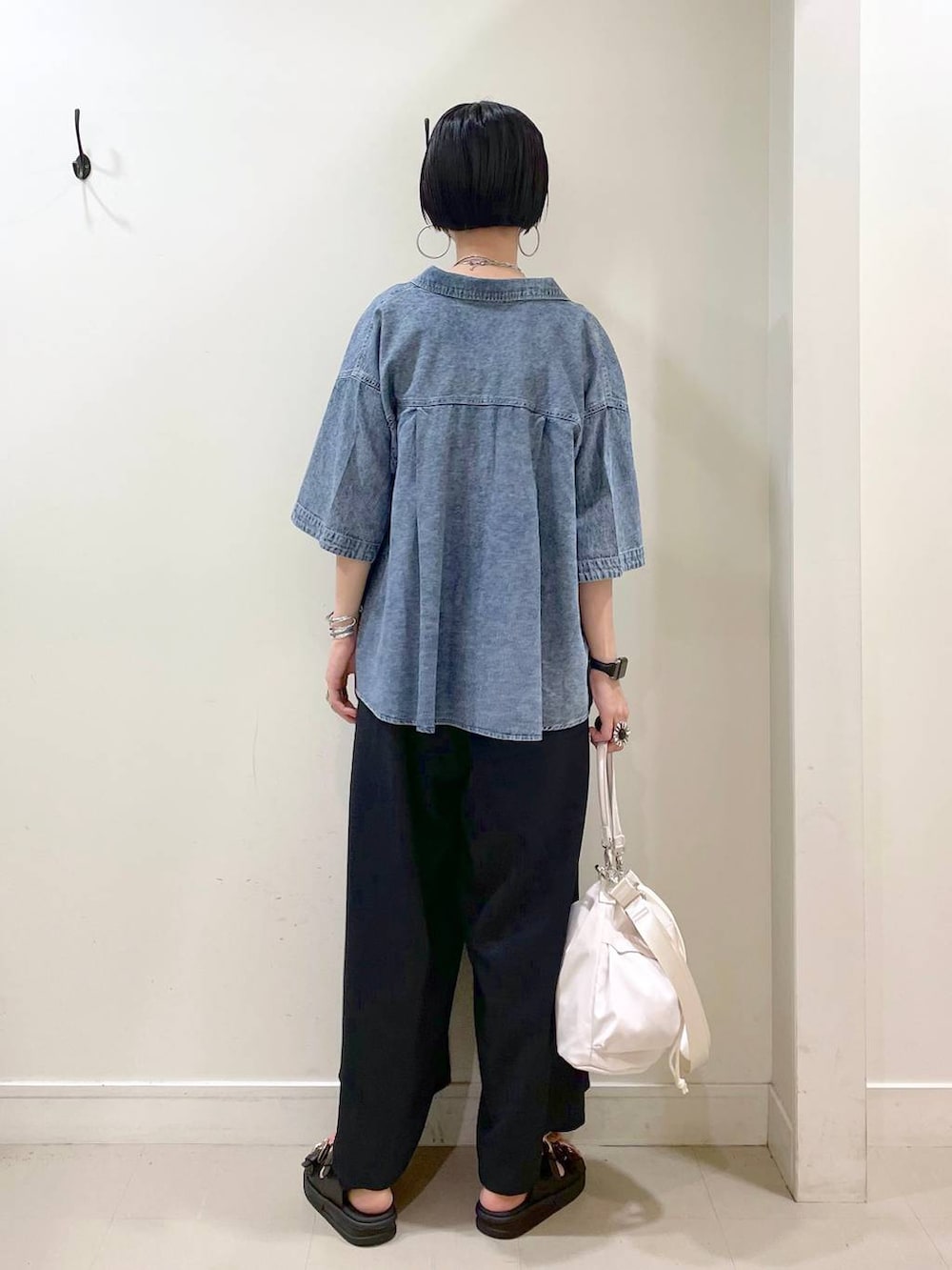「シャツ、キャミソール、カップ付きインナー、サロペット、デニムシャツ、夏コーデ、サンダル、ショルダーバッグ、高見え、若見え、着痩せ・細見え、ママコーデ、楽ちんコーデ、普通_GLOBAL WORK、高身長」｜「GLOBAL WORKの撥水軽量2WAYバッグ/137590（ショルダーバッグ、ホワイト系）」を使った、るんるんさん（レディース・168cm）の夏コーディネートの4枚目の写真