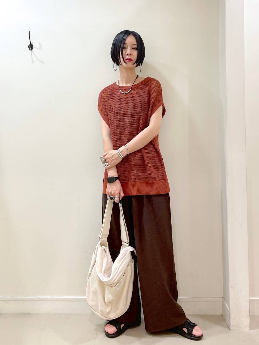 「GLOBAL WORK、シンプルコーデ、高見え、若見え、着痩せ・細見え、ママコーデ、楽ちんコーデ、普通_GLOBAL WORK、高身長、体型カバー、大人カジュアル、ワイドパンツ、パンツ、ネックレス、サンダル」|「GLOBAL WORKのアップルウォッチ/合皮バンド/160631(デジタル腕時計、ブラック系)」を使った、るんるんさん(レディース・168cm)の夏コーディネートの2枚目の写真