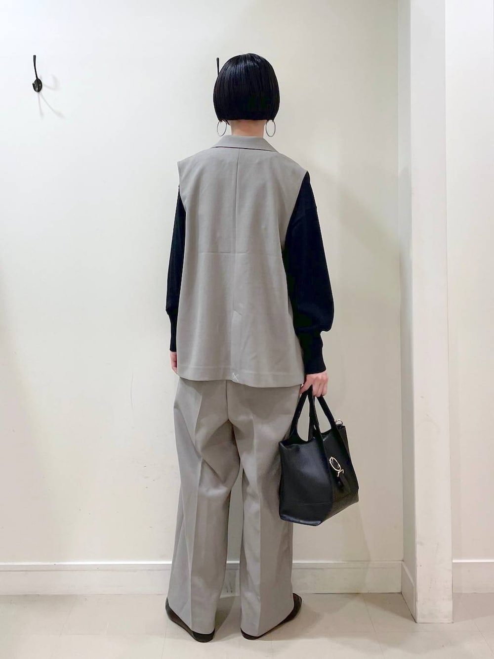 「高見え、若見え、着痩せ・細見え、ママコーデ、楽ちんコーデ、普通_GLOBAL WORK、高身長、体型カバー、GLOBAL WORK、シンプルコーデ、ベスト、ニット、春コーデ、サロペット、ワイドパンツ」｜「GLOBAL WORKのステンレスボールY字ネックレス/106439（ネックレス、シルバー系）」を使った、るんるんさん（レディース・168cm）の春コーディネートの4枚目の写真