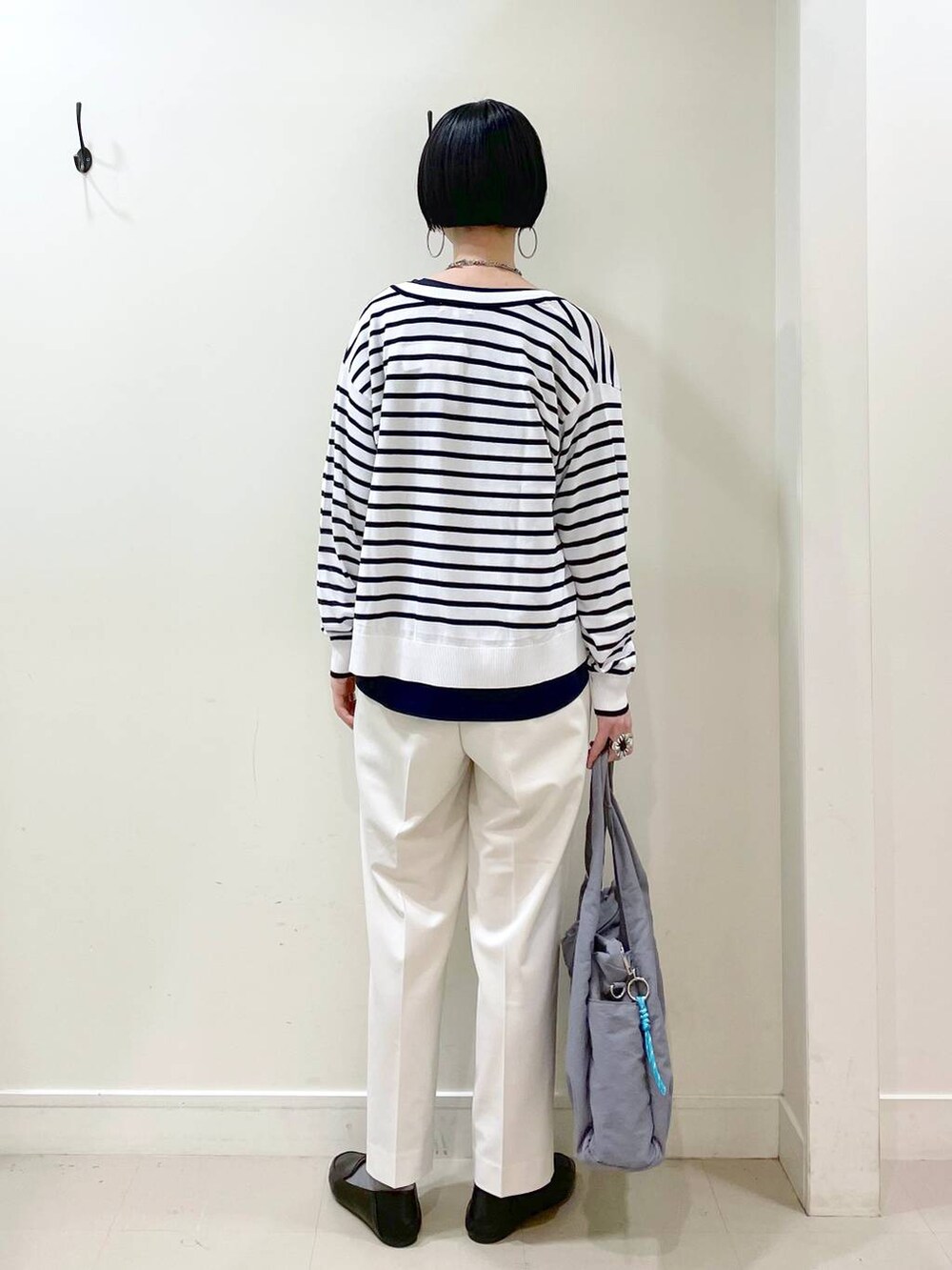「高見え、若見え、着痩せ・細見え、ママコーデ、楽ちんコーデ、普通_GLOBAL WORK、高身長、体型カバー、GLOBAL WORK、シンプルコーデ、Tシャツ、テーパードパンツ、パンツ、カーディガン、ショルダーバッグ」|「GLOBAL WORKのウツクシルエットテーパードパンツ/133595(その他パンツ、ホワイト系)」を使った、るんるんさん(レディース・168cm)の春コーディネートの9枚目の写真
