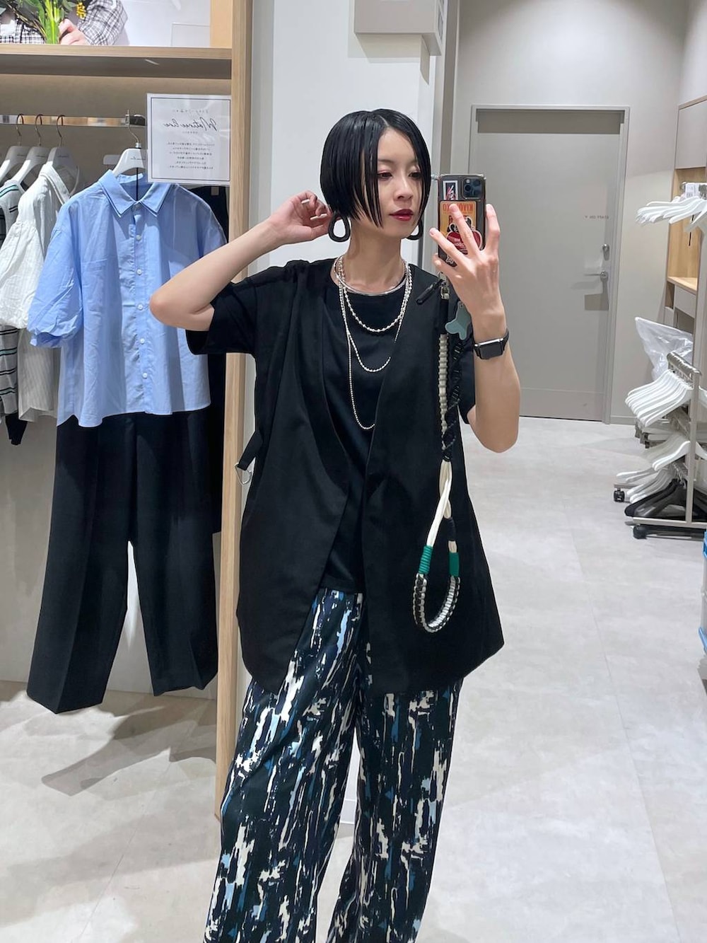 ブラック系のTシャツ/カットソー、シルバー系のネックレス、シルバー系のネックレスを着用したレディースの春コーディネートの2枚目の写真