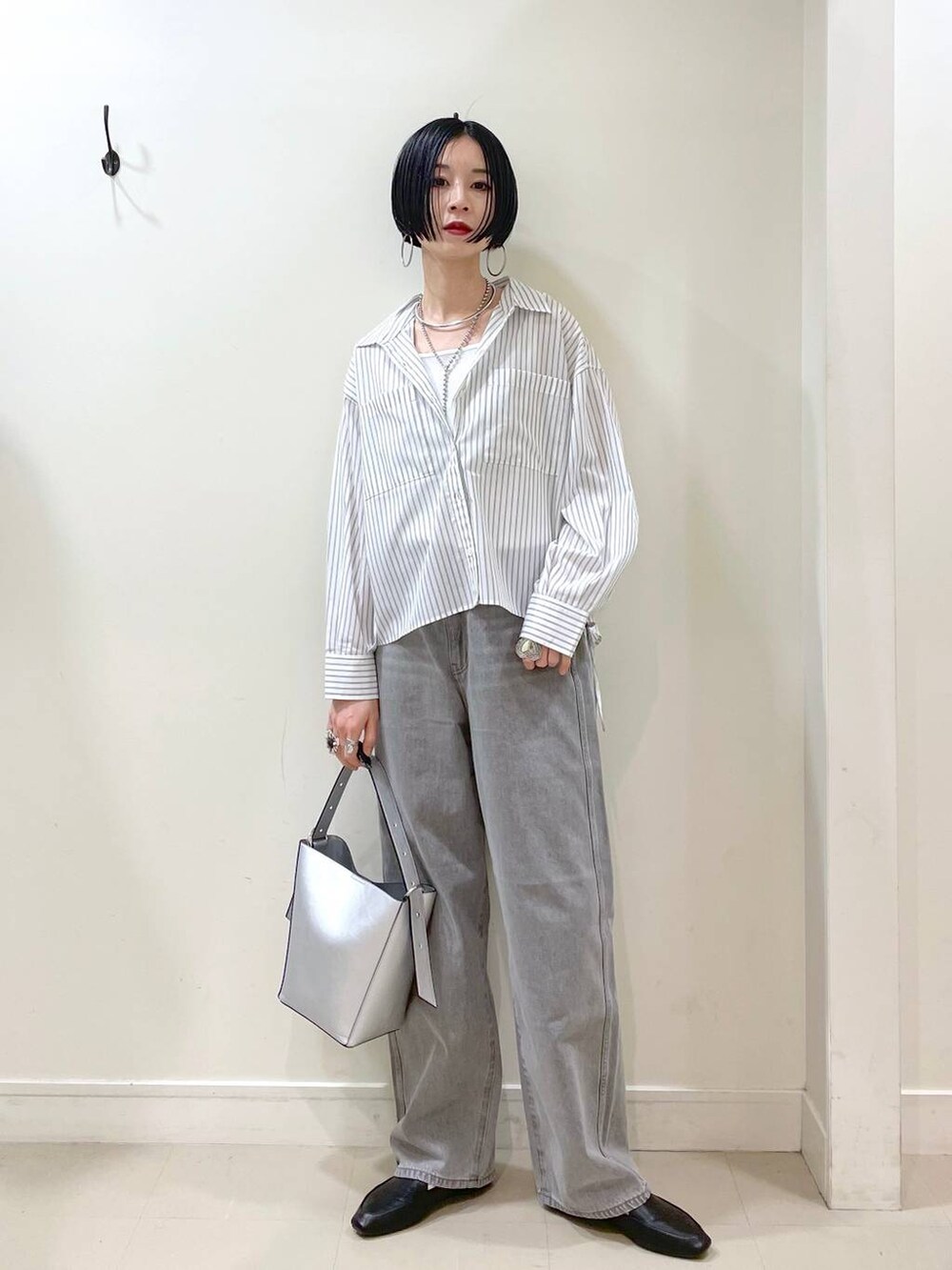 「GLOBAL WORK、高見え、若見え、着痩せ・細見え、ママコーデ、楽ちんコーデ、普通_GLOBAL WORK、高身長、体型カバー、シンプルコーデ、大人カジュアル、シャツ、タンクトップ、デニムパンツ、パンツ」|「GLOBAL WORKのGOODデニムバギーパンツ/118365(デニムパンツ、グレー系)」を使った、るんるんさん(レディース・168cm)の春コーディネートの7枚目の写真