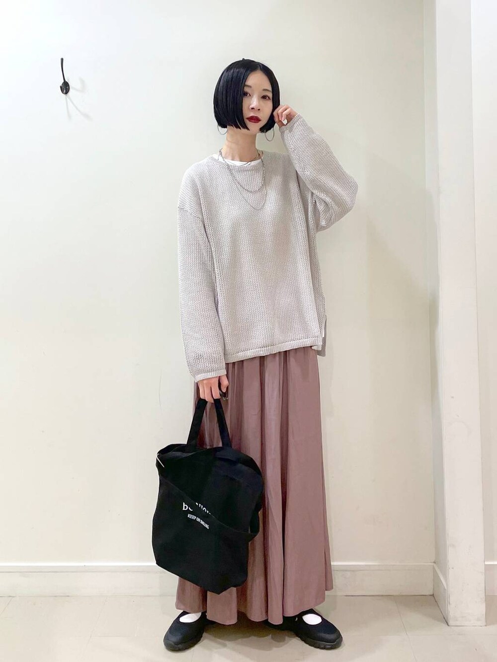 「若見え、着痩せ・細見え、普通_GLOBAL WORK、高身長、GLOBAL WORK、パーカー、ワイドパンツ、パンツ、楽ちんコーデ、ネックレス、ショルダーバッグ、スニーカー、春コーデ、高見え、ママコーデ」|「GLOBAL WORKのエアかるクッションベルトスニーカー/102313(スニーカー、ブラック系)」を使った、るんるんさん(レディース・168cm)の春コーディネートの9枚目の写真