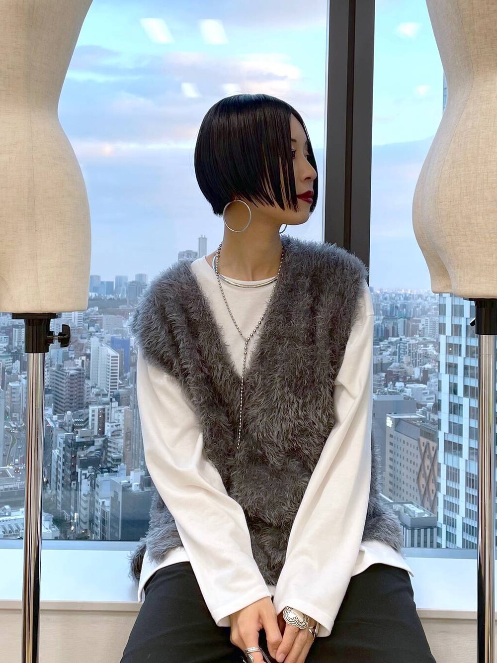 ブラック系のその他パンツ、グレー系のベスト、シルバー系のネックレスを着用したレディースの秋コーディネートの2枚目の写真