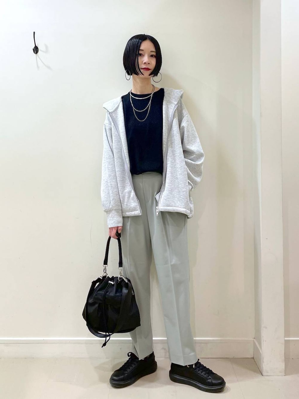 「高見え、若見え、着痩せ・細見え、ママコーデ、普通_GLOBAL WORK、高身長、GLOBAL WORK、パーカー、ニット、楽ちんコーデ、体型カバー、テーパードパンツ、パンツ、ネックレス、ショルダーバッグ」|「GLOBAL WORKのウツクシルエットテーパードパンツ/133595(その他パンツ、グリーン系)」を使った、るんるんさん(レディース・168cm)の春コーディネートの6枚目の写真