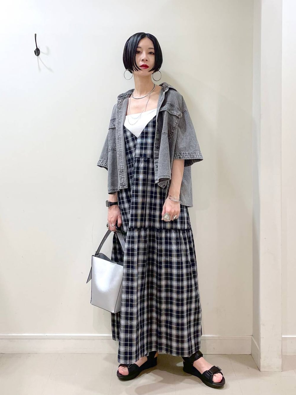 「高見え、若見え、着痩せ・細見え、ママコーデ、楽ちんコーデ、普通_GLOBAL WORK、高身長、体型カバー、GLOBAL WORK、シンプルコーデ、大人カジュアル、デニムシャツ、シャツ、タンクトップ、ワンピース」|「GLOBAL WORKのスペ軽5WAYショルダー/253022(ショルダーバッグ、シルバー系)」を使った、るんるんさん(レディース・168cm)の夏コーディネートの2枚目の写真