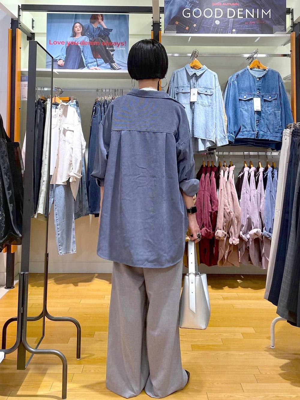 ブラック系のその他シューズ、シルバー系のショルダーバッグ、ブルー系のシャツ/ブラウスを着用したレディースの秋コーディネートの4枚目の写真