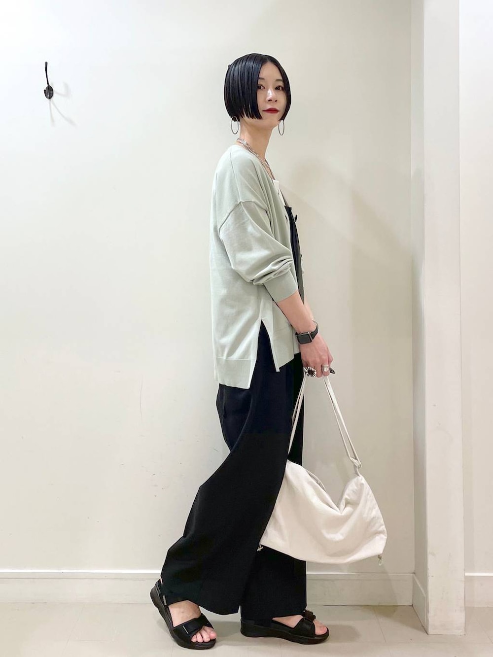 「高見え、若見え、着痩せ・細見え、ママコーデ、楽ちんコーデ、普通_GLOBAL WORK、高身長、体型カバー、GLOBAL WORK、シンプルコーデ、大人カジュアル、カーディガン、サロペット、ワイドパンツ、パンツ」｜「GLOBAL WORKのスッキレイさらさらVネックカーディガン長袖/288073（カーディガン/ボレロ、グリーン系）」を使った、るんるんさん（レディース・168cm）の春コーディネートの2枚目の写真