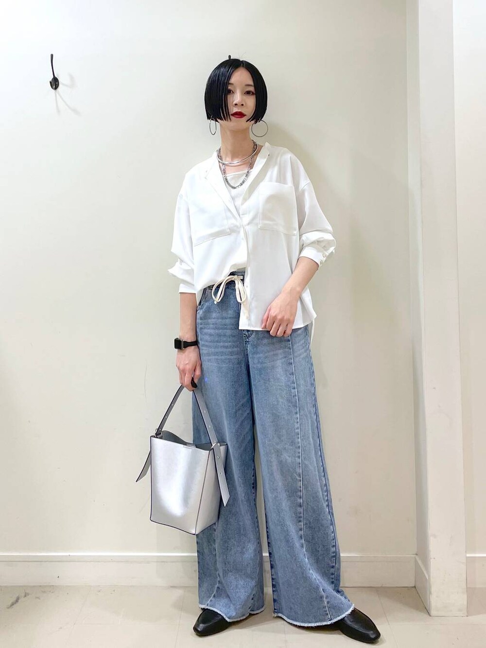 「GLOBAL WORK、高見え、若見え、着痩せ・細見え、ママコーデ、普通_GLOBAL WORK、高身長、トレンチコート、コート、ブラウス、デニムパンツ、パンツ、楽ちんコーデ、体型カバー、ワイドパンツ」|「GLOBAL WORKのらくっション踏めるバブーシュ/136007(その他シューズ、ブラック系)」を使った、るんるんさん(レディース・168cm)の春コーディネートの6枚目の写真