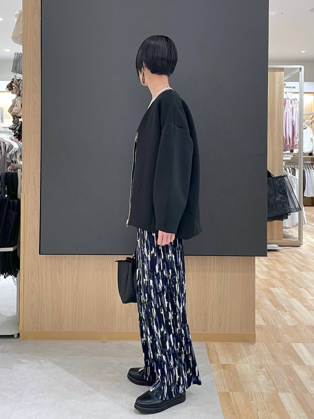 ブラック系のローファー、ブラック系のブルゾン、ブラック系のトートバッグを着用したレディースの春コーディネートの4枚目の写真