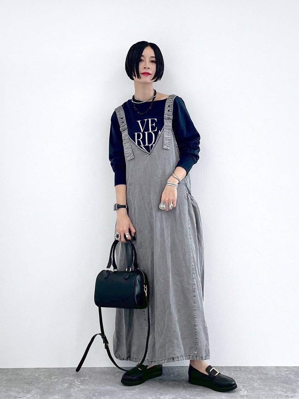 ブラック系のローファー、ブルー系のスウェット、ブラック系のデジタル腕時計を着用したレディースの夏コーディネートの2枚目の写真