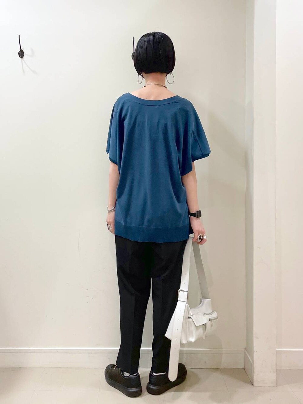 「カーディガン、キャミソール、カップ付きインナー、テーパードパンツ、パンツ、ネックレス、スニーカー、ショルダーバッグ、春コーデ、高見え、若見え、着痩せ・細見え、ママコーデ、楽ちんコーデ、普通_GLOBAL WORK」｜「GLOBAL WORKのエアかるコートスニーカー/135742（スニーカー、ブラック系）」を使った、るんるんさん（レディース・168cm）の春コーディネートの4枚目の写真