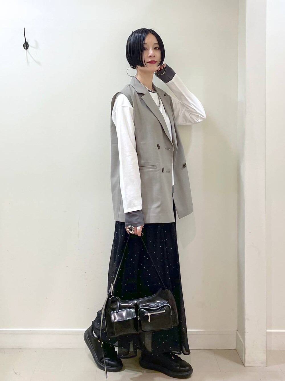 ブラック系のスニーカー、その他のスカート、ホワイト系のTシャツ/カットソーを着用したレディースの春コーディネートの2枚目の写真