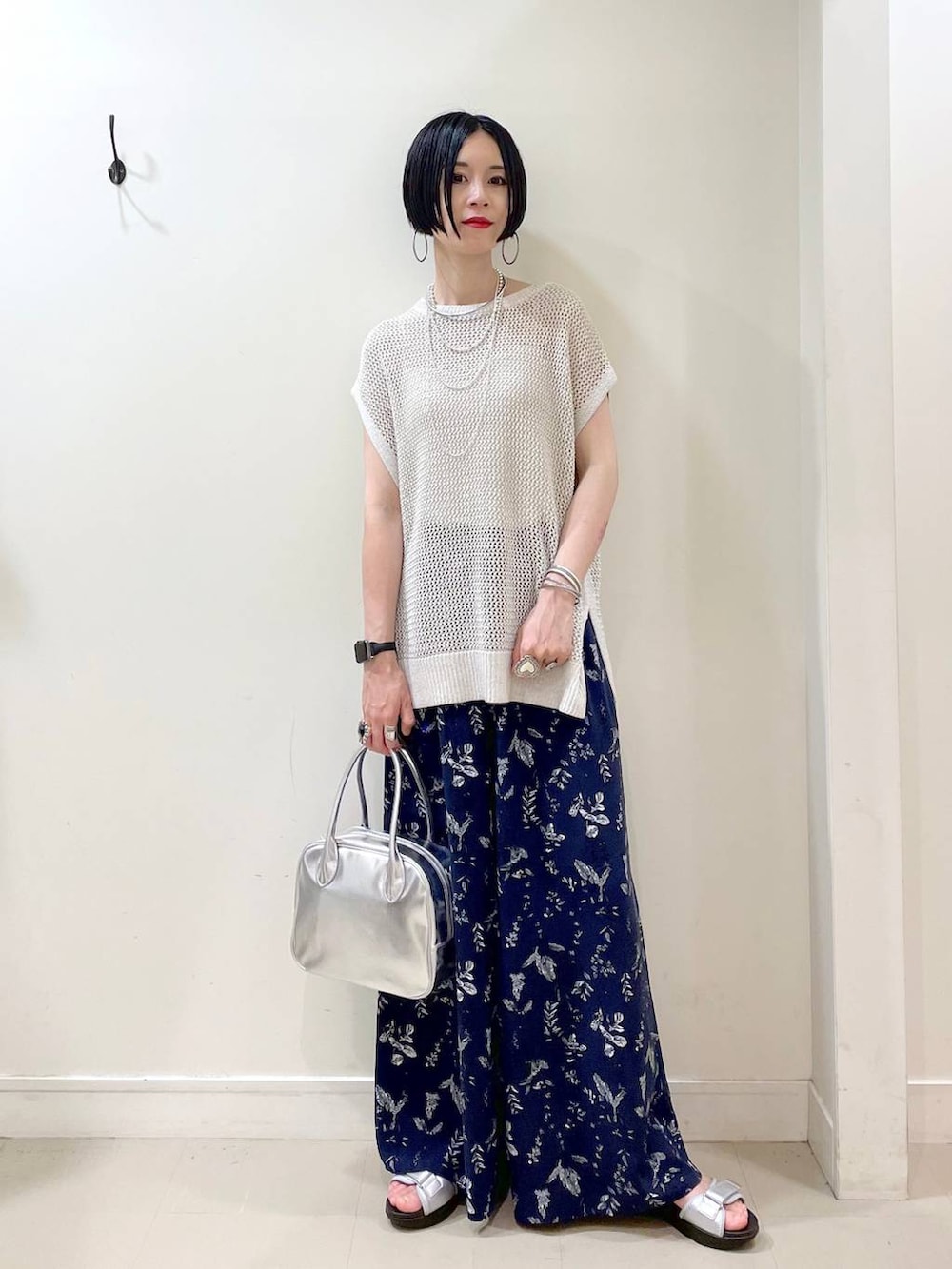 「高見え、若見え、着痩せ・細見え、ママコーデ、楽ちんコーデ、高身長、体型カバー、ワイドパンツ、カップ付きインナー、パンツ、ネックレス、サンダル、ショルダーバッグ、夏コーデ、GLOBAL WORK」|「GLOBAL WORKのアップルウォッチ/合皮バンド/160631(デジタル腕時計、ブラック系)」を使った、るんるんさん(レディース・168cm)の夏コーディネートの6枚目の写真
