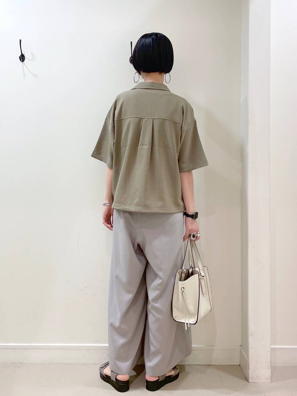 「高見え、若見え、着痩せ・細見え、ママコーデ、楽ちんコーデ、普通_GLOBAL WORK、高身長、体型カバー、GLOBAL WORK、シンプルコーデ、大人カジュアル、シャツ、タンクトップ、サロペット、ワイドパンツ」|「GLOBAL WORKのスペ軽変形3WAYBAG/234491(ショルダーバッグ、ホワイト系)」を使った、るんるんさん(レディース・168cm)の春コーディネートの4枚目の写真