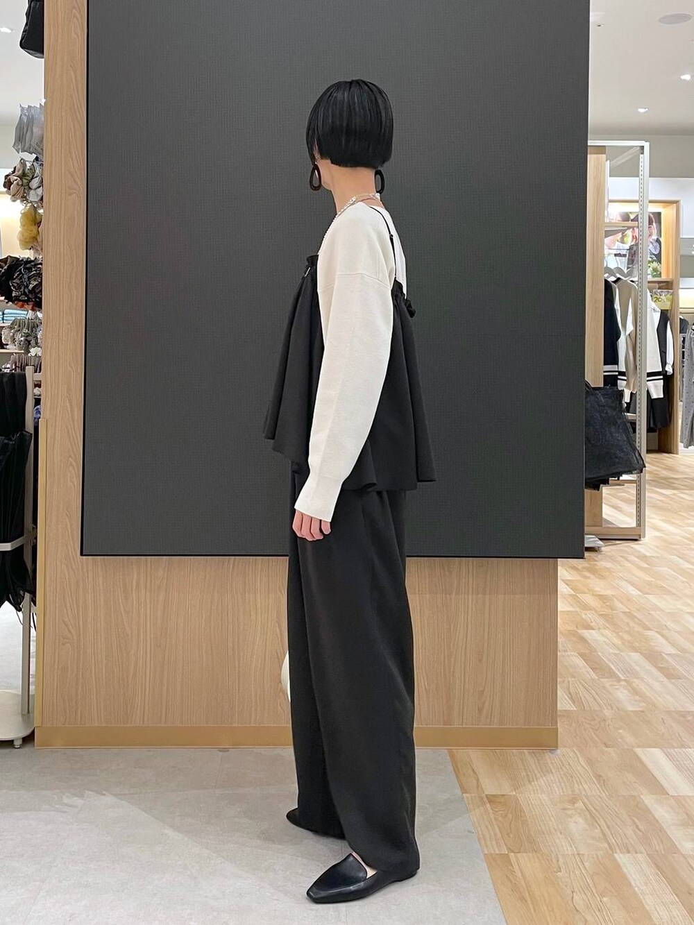 ブラック系のその他シューズ、ホワイト系のショルダーバッグ、グレー系のブルゾンを着用したレディースの春コーディネートの8枚目の写真