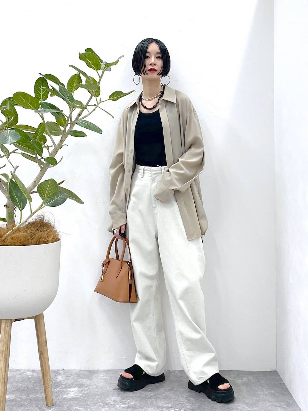 「高見え、若見え、着痩せ・細見え、ママコーデ、楽ちんコーデ、普通_GLOBAL WORK、高身長、体型カバー、GLOBAL WORK、シンプルコーデ、大人カジュアル、STERNBERG、シャツ、タンクトップ、デニムパンツ」|「GLOBAL WORKのステンレスボールY字ネックレス/106439(ネックレス、シルバー系)」を使った、るんるんさん(レディース・168cm)の夏コーディネートの7枚目の写真