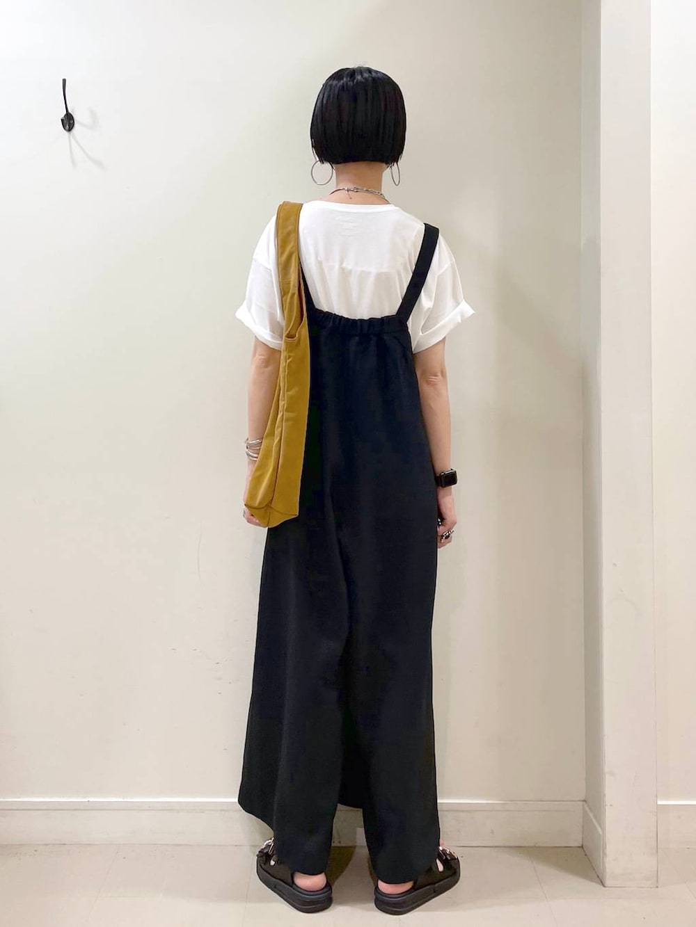 「高見え、若見え、シンプルコーデ、大人カジュアル、着痩せ・細見え、ママコーデ、楽ちんコーデ、普通_GLOBAL WORK、高身長、体型カバー、GLOBAL WORK、Tシャツ、サロペット、パンツ、ワイドパンツ」｜「GLOBAL WORKのリッチクリーンプリントT半袖/147640（Tシャツ/カットソー、ホワイト系）」を使った、るんるんさん（レディース・168cm）の夏コーディネートの4枚目の写真
