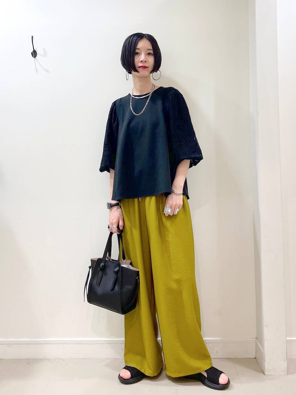 「高見え、若見え、着痩せ・細見え、ママコーデ、楽ちんコーデ、普通_GLOBAL WORK、高身長、体型カバー、GLOBAL WORK、シンプルコーデ、大人カジュアル、Tシャツ、ワイドパンツ、パンツ、ネックレス」｜「GLOBAL WORKのスペ軽変形3WAYBAG/234491（ショルダーバッグ、ブラック系）」を使った、るんるんさん（レディース・168cm）の春コーディネートの7枚目の写真