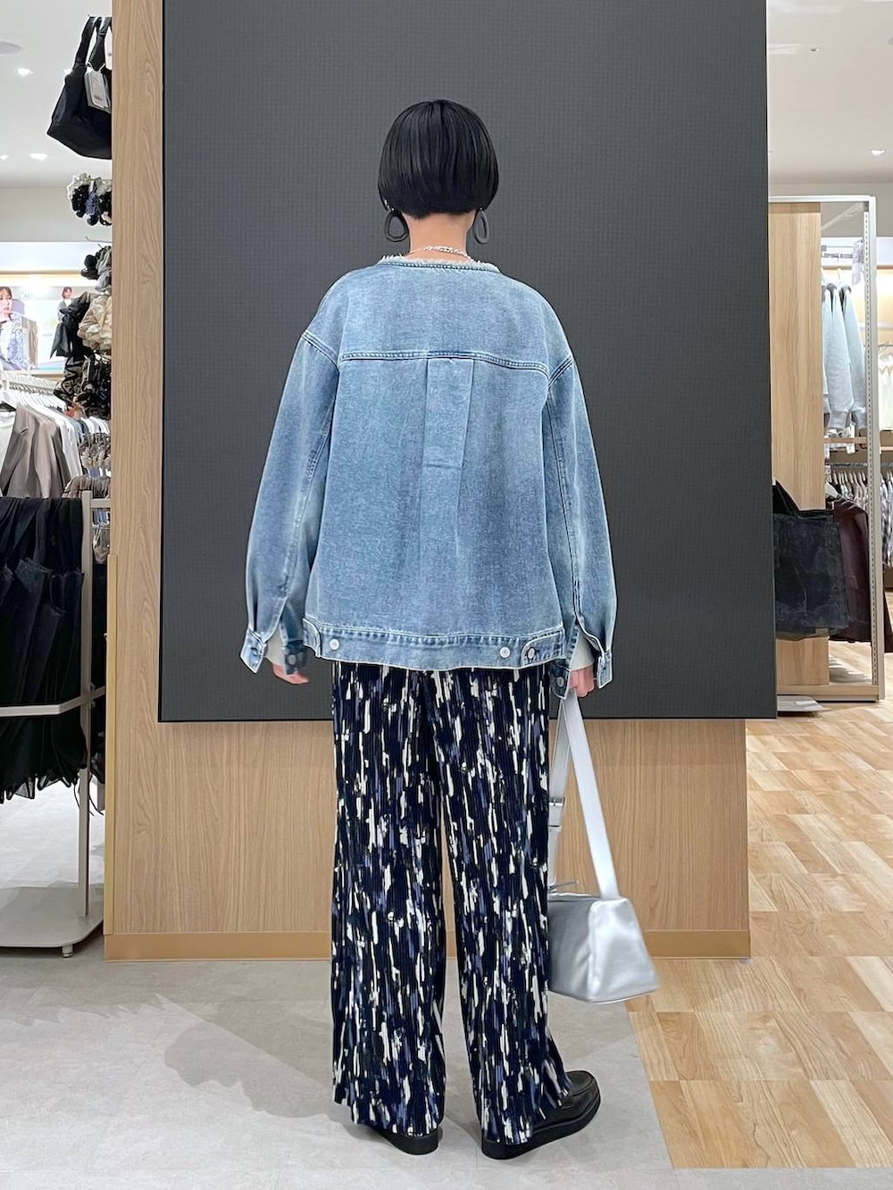 ブラック系のローファー、ブルー系のデニムジャケット、ベージュ系のスウェットを着用したレディースの冬コーディネートの5枚目の写真