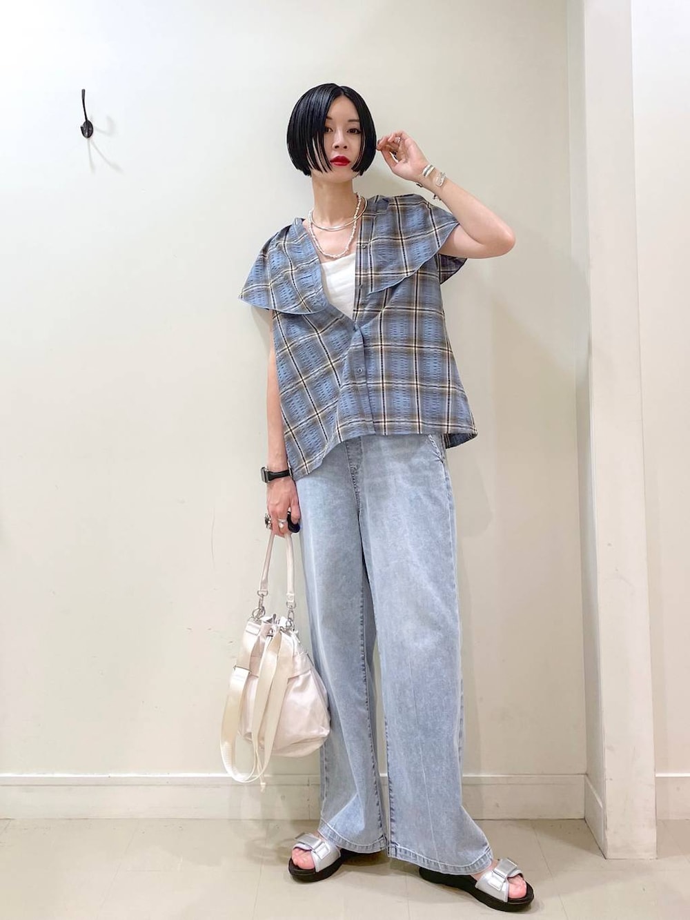 「高見え、若見え、着痩せ・細見え、ママコーデ、楽ちんコーデ、普通_GLOBAL WORK、高身長、体型カバー、GLOBAL WORK、シンプルコーデ、大人カジュアル、ブラウス、カップ付きインナー、キャミソール、デニムパンツ」｜「GLOBAL WORKの撥水軽量2WAYバッグ/137590（ショルダーバッグ、ホワイト系）」を使った、るんるんさん（レディース・168cm）の夏コーディネートの2枚目の写真