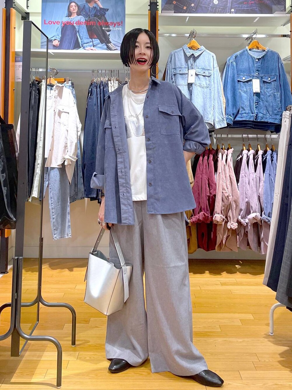 ブラック系のその他シューズ、シルバー系のショルダーバッグ、ブルー系のシャツ/ブラウスを着用したレディースの秋コーディネートの2枚目の写真