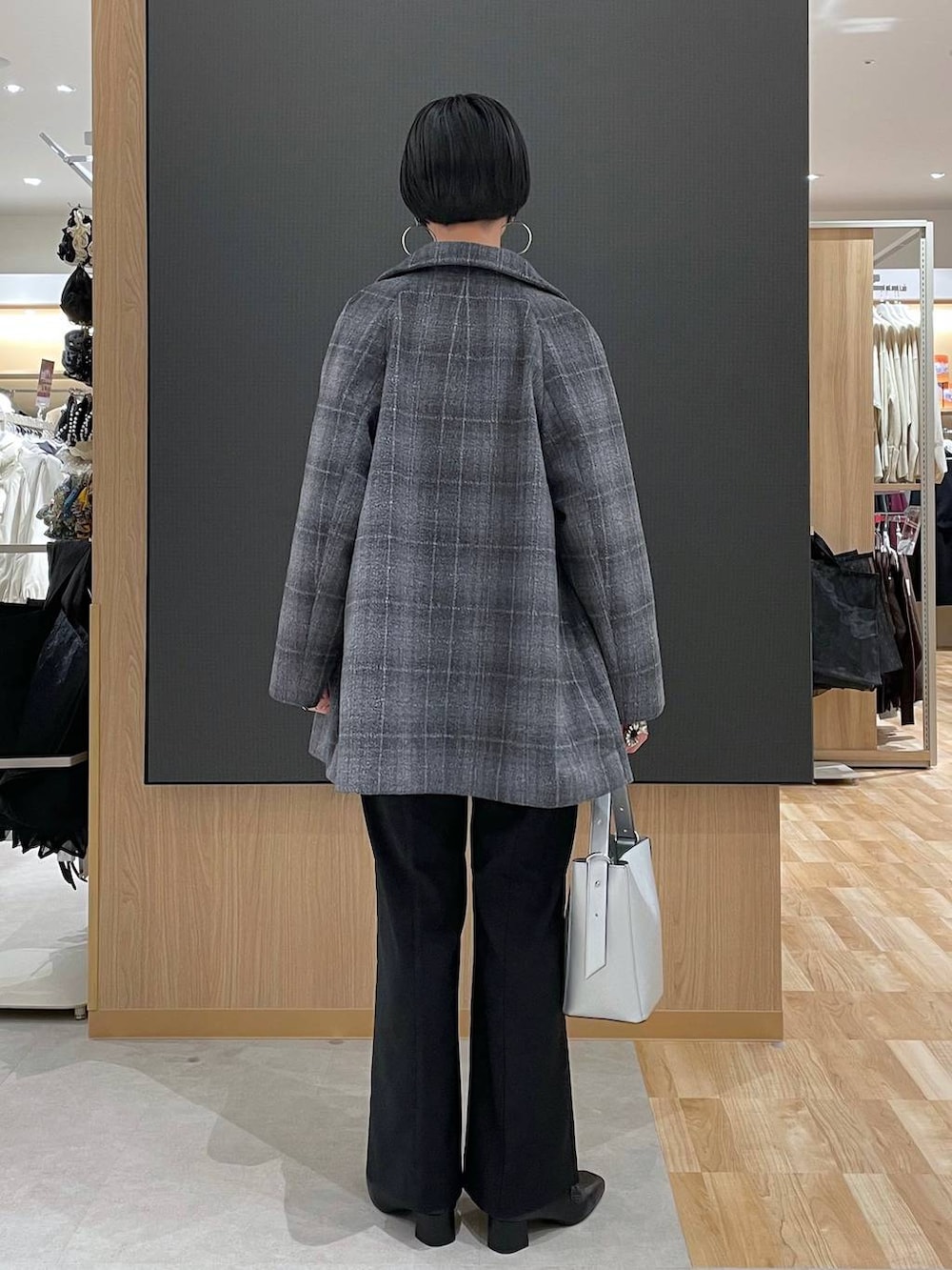 ブラック系のローファー、シルバー系のショルダーバッグ、その他のチェスターコートを着用したレディースの冬コーディネートの4枚目の写真