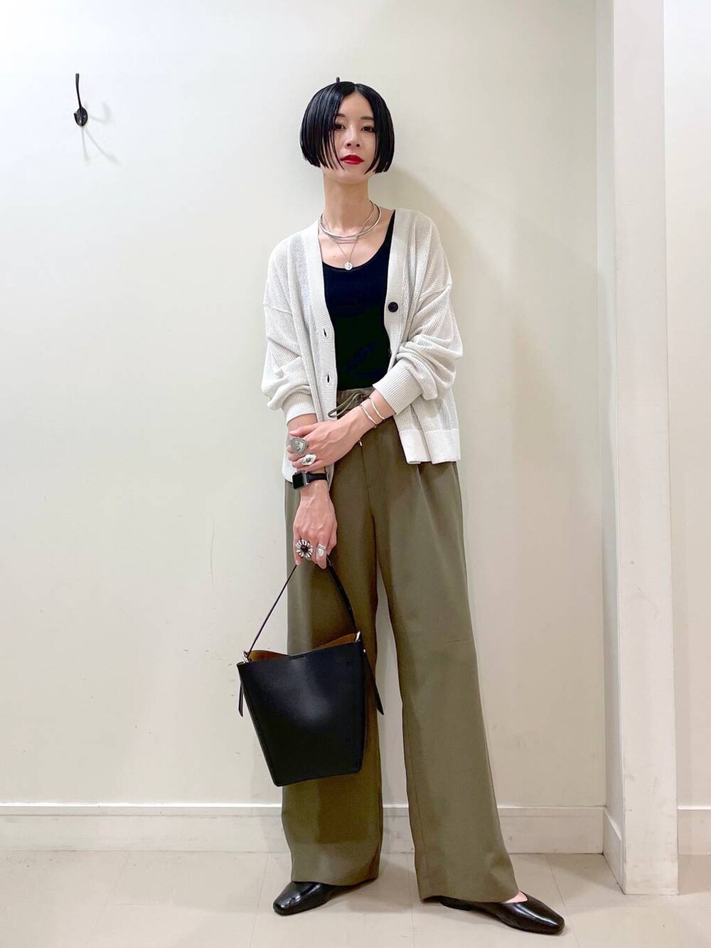 「カーディガン、タンクトップ、ワイドパンツ、パンツ、ネックレス、ショルダーバッグ、春コーデ、夏コーデ、春夏コーデ、高見え、若見え、着痩せ・細見え、ママコーデ、楽ちんコーデ、普通_GLOBAL WORK」|「GLOBAL WORKのらくっション撥水フィットパンプス/135895(パンプス、ブラック系)」を使った、るんるんさん(レディース・168cm)の春コーディネートの2枚目の写真