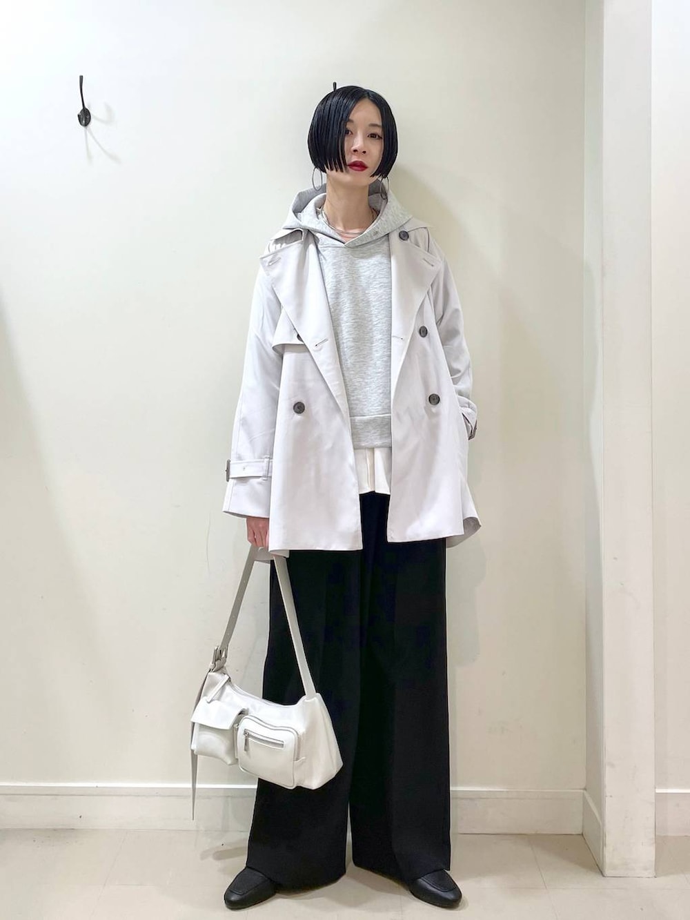 「高見え、若見え、着痩せ・細見え、ママコーデ、普通_GLOBAL WORK、高身長、GLOBAL WORK、トレンチコート、コート、パーカー、スウェット、シャツ、ワイドパンツ、パンツ、パンプス」|「GLOBAL WORKのサイズ拡大/らくっション撥水2WAYローファー/131468(ローファー、ブラック系)」を使った、るんるんさん(レディース・168cm)の春コーディネートの2枚目の写真