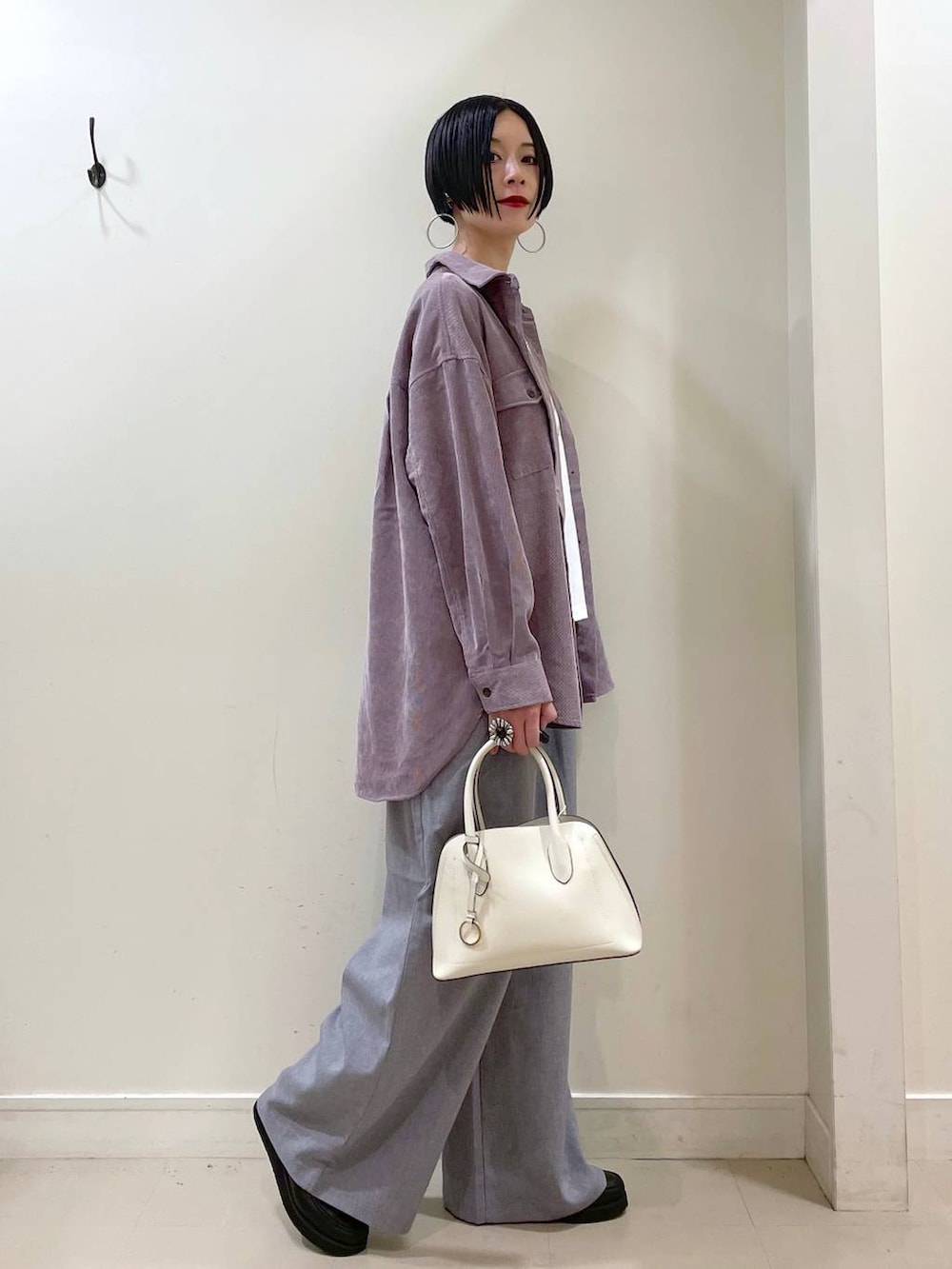 ブラック系のローファー、ホワイト系のショルダーバッグ、ホワイト系のTシャツ/カットソーを着用したレディースの秋コーディネートの3枚目の写真