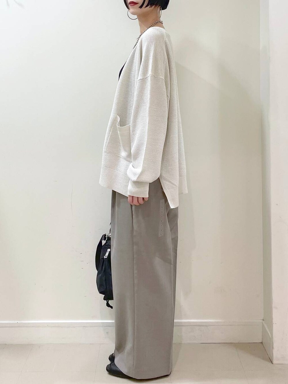 「高見え、若見え、着痩せ・細見え、ママコーデ、高身長、カーディガン、タンクトップ、ワイドパンツ、パンツ、春コーデ、ショルダーバッグ、バッグ、ネックレス、体型カバー、GLOBAL WORK」|「GLOBAL WORKのステンレスボールY字ネックレス/106439(ネックレス、シルバー系)」を使った、るんるんさん(レディース・168cm)の春コーディネートの5枚目の写真