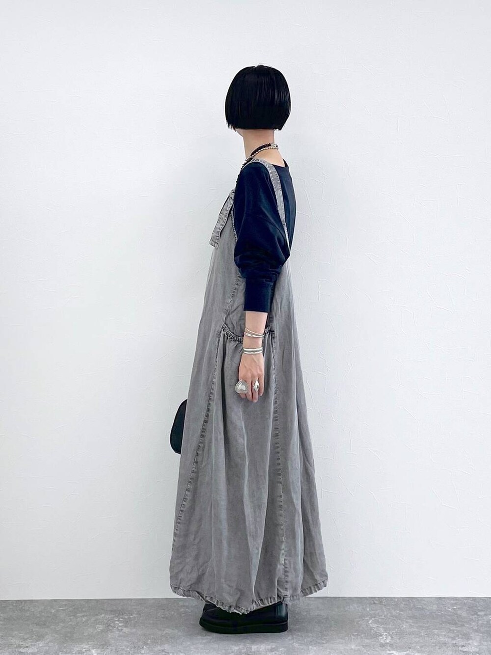 ブラック系のローファー、ブルー系のスウェット、ブラック系のデジタル腕時計を着用したレディースの夏コーディネートの5枚目の写真