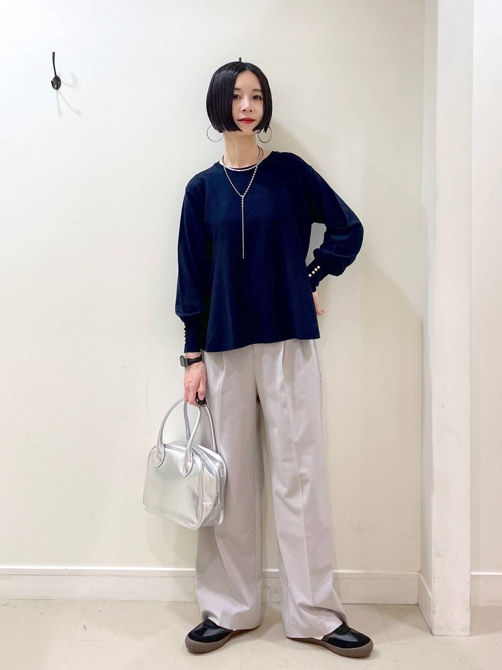 「高見え、若見え、着痩せ・細見え、ママコーデ、普通_GLOBAL WORK、高身長、GLOBAL WORK、トレンチコート、コート、ニット、ワイドパンツ、パンツ、楽ちんコーデ、体型カバー、きれいめ」|「GLOBAL WORKのステンレスボールY字ネックレス/106439(ネックレス、シルバー系)」を使った、るんるんさん(レディース・168cm)の春コーディネートの6枚目の写真