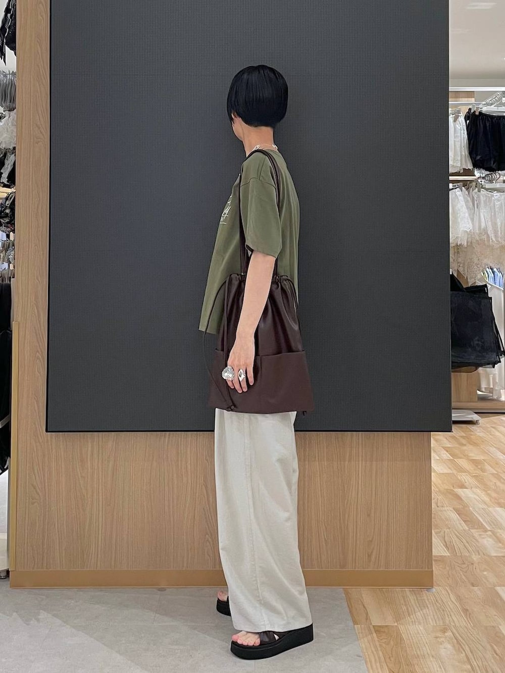ベージュ系のその他パンツ、グリーン系のTシャツ/カットソー、ブラウン系のサンダルを着用したレディースの夏コーディネートの5枚目の写真