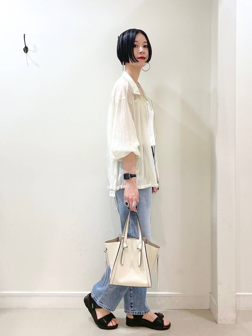 「ネックレス、ブルゾン、シアートップス、キャミソール、カップ付きインナー、デニムパンツ、パンツ、春コーデ、夏コーデ、高見え、若見え、着痩せ・細見え、ママコーデ、楽ちんコーデ、普通_GLOBAL WORK」|「GLOBAL WORKのGOODデニムストレートパンツ/209645(デニムパンツ、ブルー系)」を使った、るんるんさん(レディース・168cm)の春コーディネートの3枚目の写真