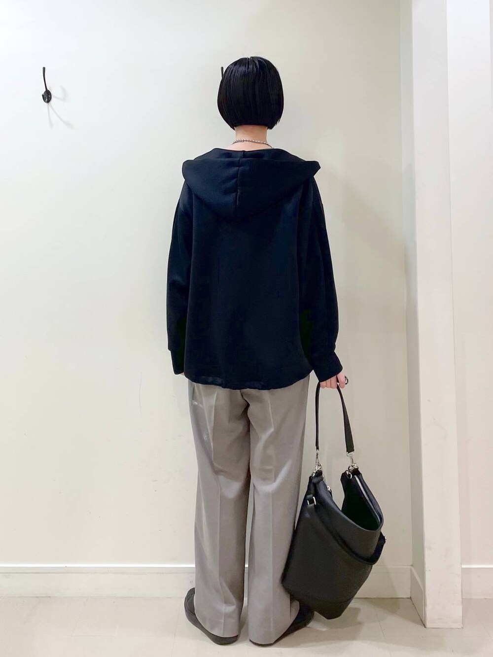 「高見え、若見え、着痩せ・細見え、ママコーデ、普通_GLOBAL WORK、高身長、GLOBAL WORK、パーカー、Tシャツ、ロンT、ワイドパンツ、楽ちんコーデ、体型カバー、パンツ、スニーカー」|「GLOBAL WORKのステンレスボールY字ネックレス/106439(ネックレス、シルバー系)」を使った、るんるんさん(レディース・168cm)の春コーディネートの4枚目の写真