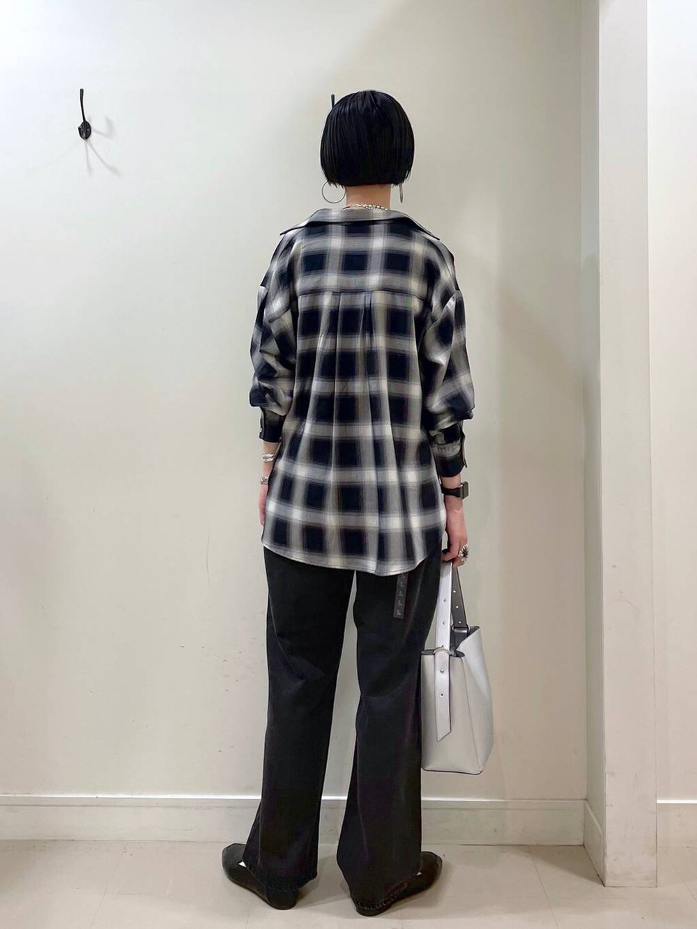 ブラック系のその他シューズ、シルバー系のショルダーバッグ、ブラック系のキャミソールを着用したレディースの夏コーディネートの4枚目の写真