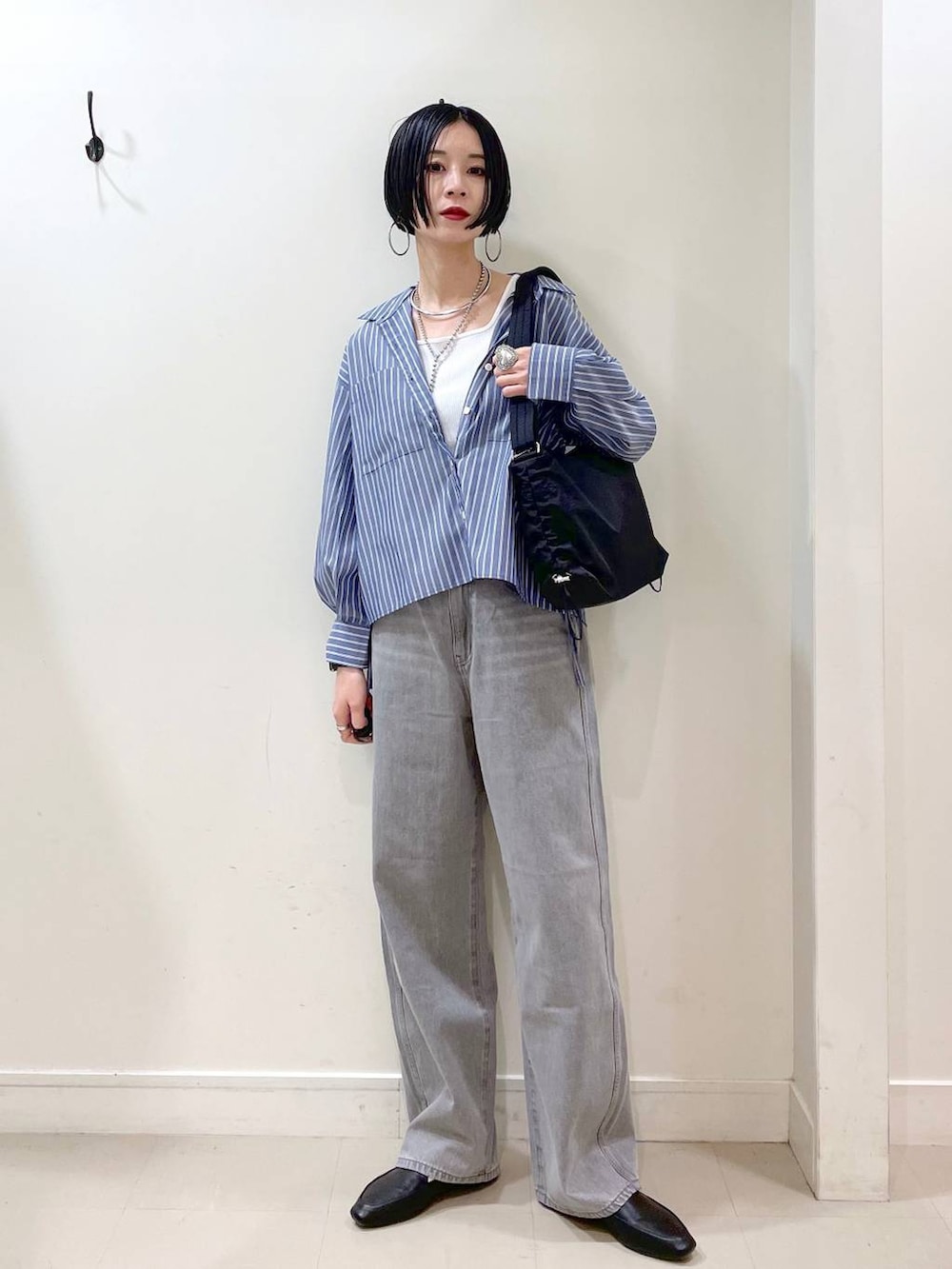 「高見え、若見え、着痩せ・細見え、ママコーデ、楽ちんコーデ、普通_GLOBAL WORK、高身長、体型カバー、GLOBAL WORK、シンプルコーデ、大人カジュアル、シャツ、タンクトップ、デニムパンツ、パンツ」｜「GLOBAL WORKのGOODデニムバギーパンツ/118365（デニムパンツ、グレー系）」を使った、るんるんさん（レディース・168cm）の春コーディネートの2枚目の写真
