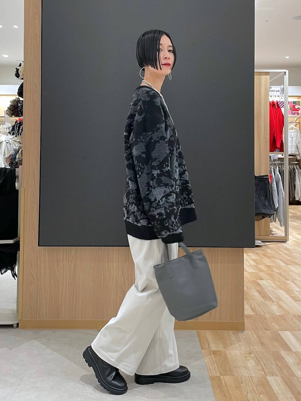 ブラック系のダウンジャケット/コート、グレー系のその他パンツ、ブラック系のブーツを着用したレディースの冬コーディネートの7枚目の写真