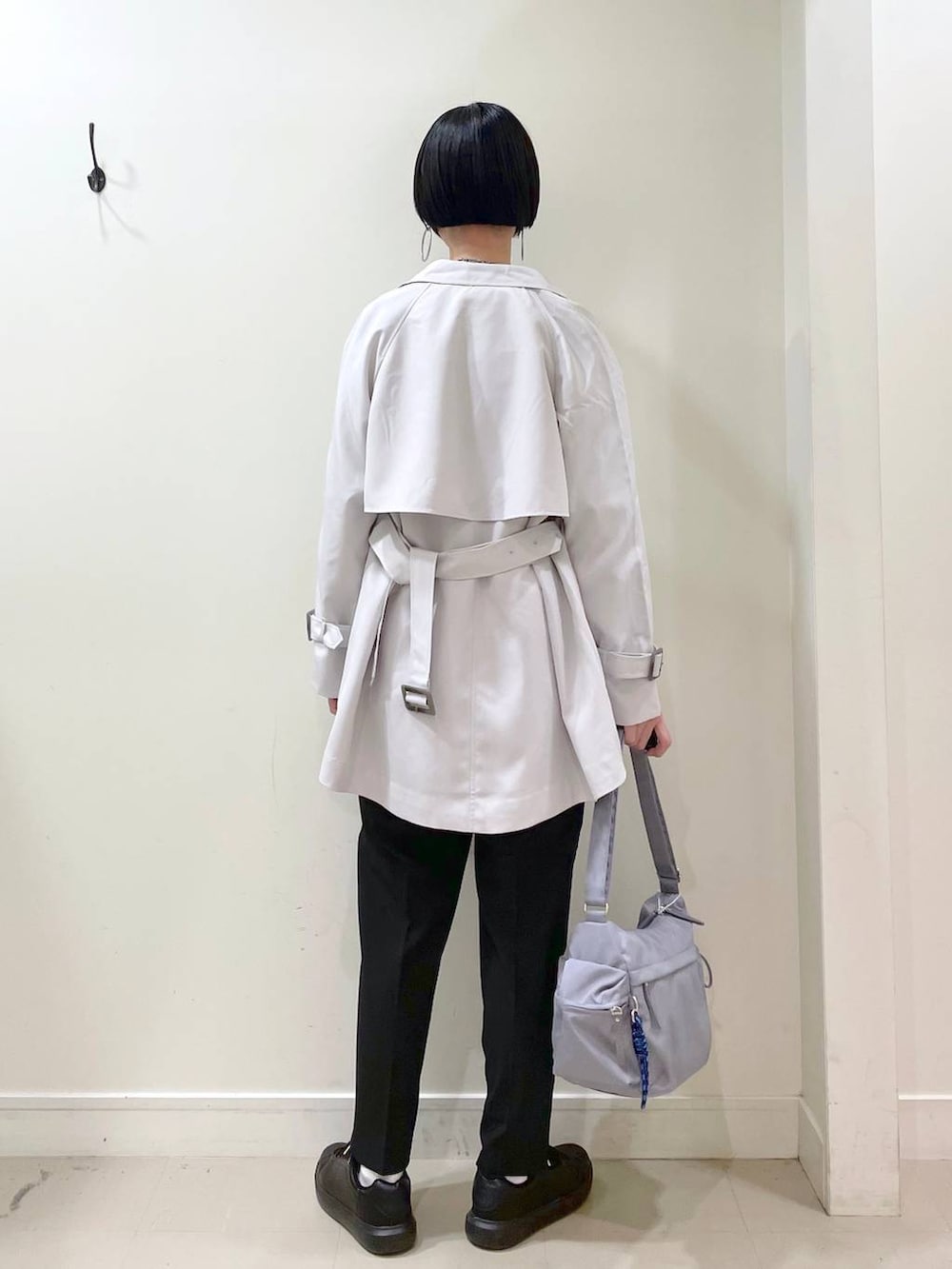 「高身長、高見え、若見え、着痩せ・細見え、ママコーデ、普通_GLOBAL WORK、GLOBAL WORK、トレンチコート、コート、スウェット、テーパードパンツ、パンツ、楽ちんコーデ、体型カバー、ショルダーバッグ」|「GLOBAL WORKのウツクシルエットテーパードパンツ/133595(その他パンツ、ブラック系)」を使った、るんるんさん(レディース・168cm)の春コーディネートの3枚目の写真
