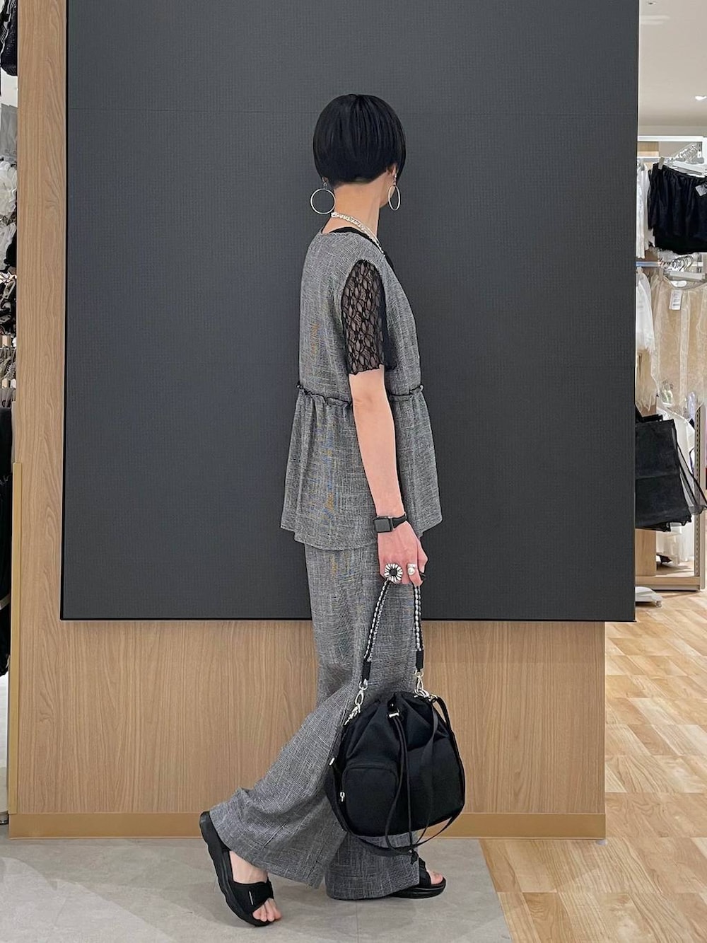 ブラック系のTシャツ/カットソー、ブラック系のサンダル、ブラック系のその他パンツを着用したレディースの夏コーディネートの2枚目の写真