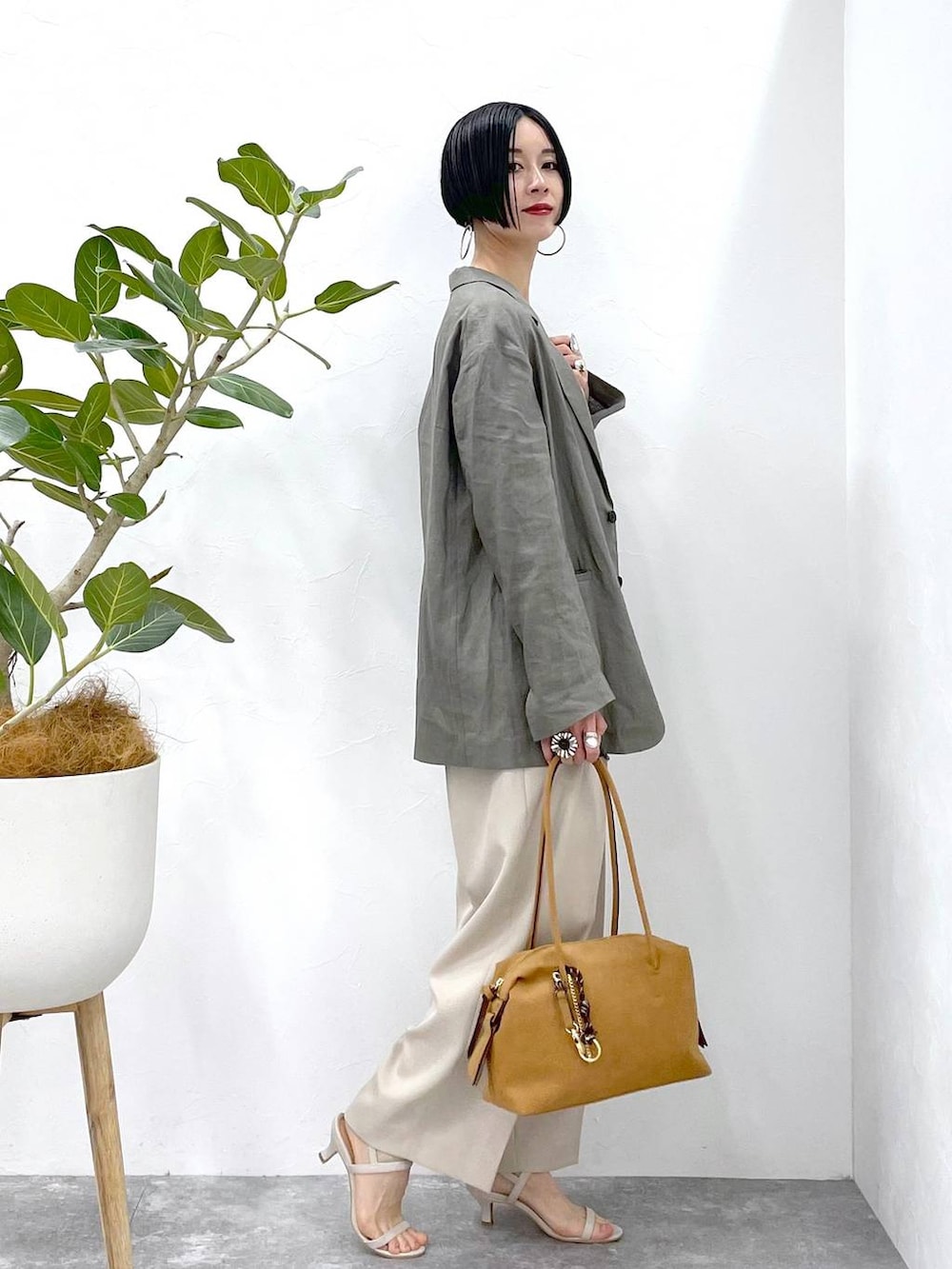 「大人カジュアル、高見え、若見え、着痩せ・細見え、ママコーデ、楽ちんコーデ、普通_GLOBAL WORK、高身長、体型カバー、GLOBAL WORK、シンプルコーデ、STERNBERG、ジャケット、キャミソール、カップ付きインナー」|「STERNBERGの3タックワイドパンツ(スラックス、ベージュ系)」を使った、るんるんさん(レディース・168cm)の夏コーディネートの3枚目の写真