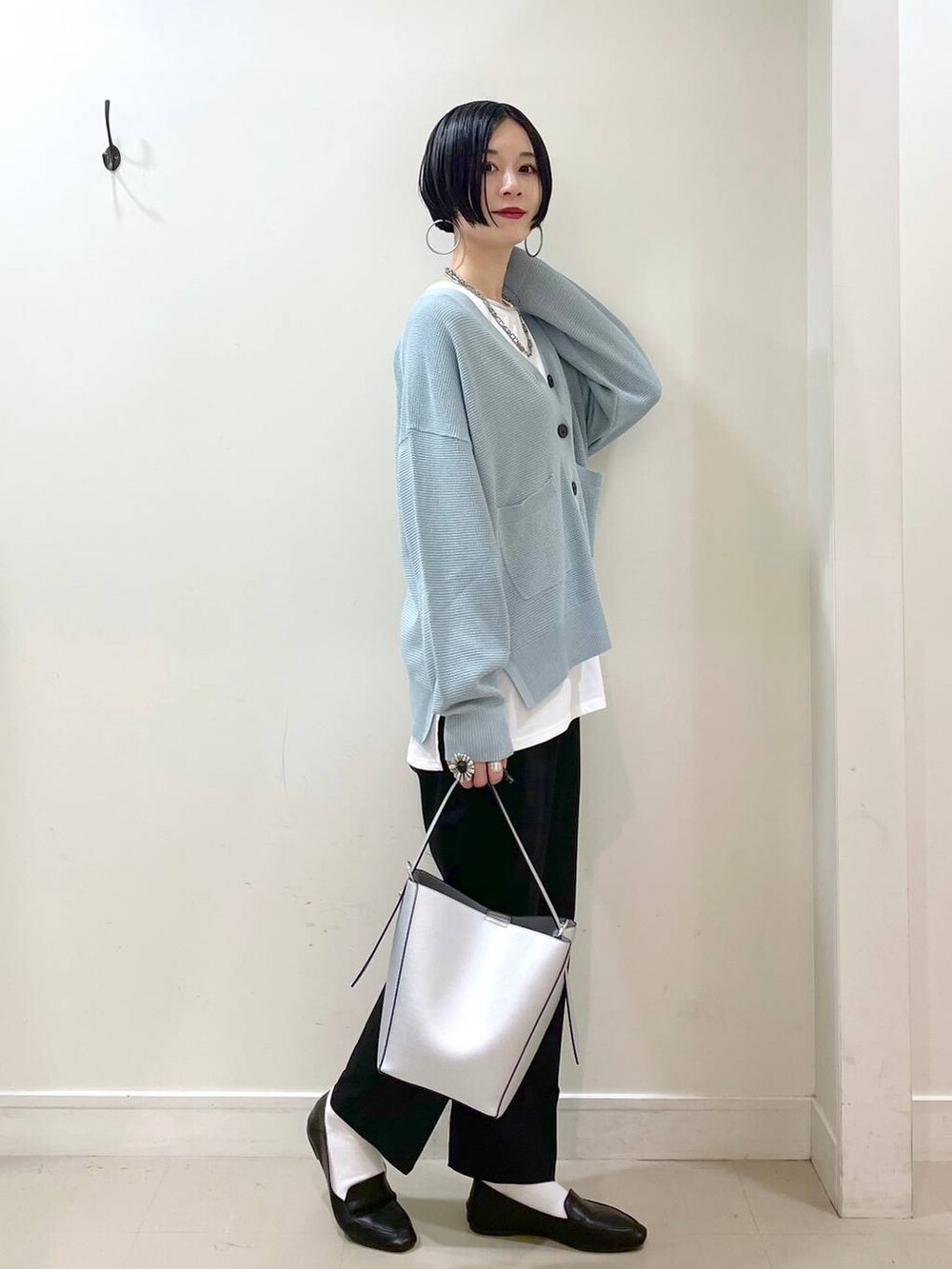 「高見え、若見え、着痩せ・細見え、ママコーデ、高身長、体型カバー、GLOBAL WORK、シンプルコーデ、カーディガン、タンクトップ、テーパードパンツ、パンツ、ショルダーバッグ、バッグ、ネックレス」|「GLOBAL WORKのらくっション踏めるバブーシュ/136007(その他シューズ、ブラック系)」を使った、るんるんさん(レディース・168cm)の春コーディネートの2枚目の写真