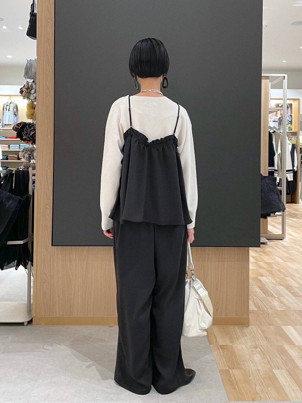 ブラック系のその他シューズ、ホワイト系のショルダーバッグ、グレー系のブルゾンを着用したレディースの春コーディネートの7枚目の写真