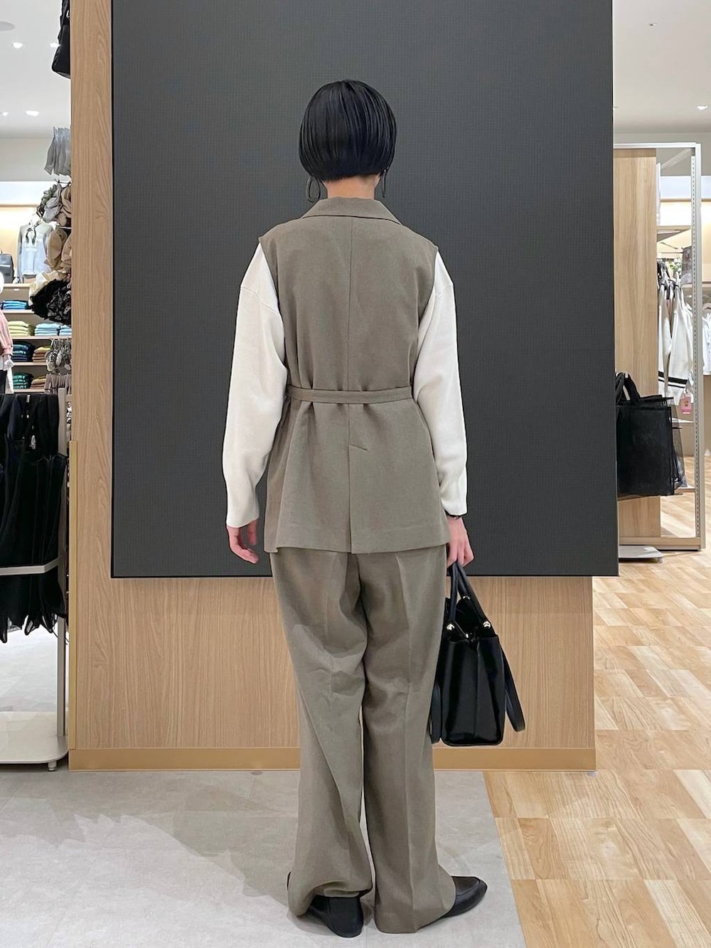 ブラック系のその他シューズ、ブラック系のトートバッグ、ベージュ系のニット/セーターを着用したレディースの春コーディネートの4枚目の写真