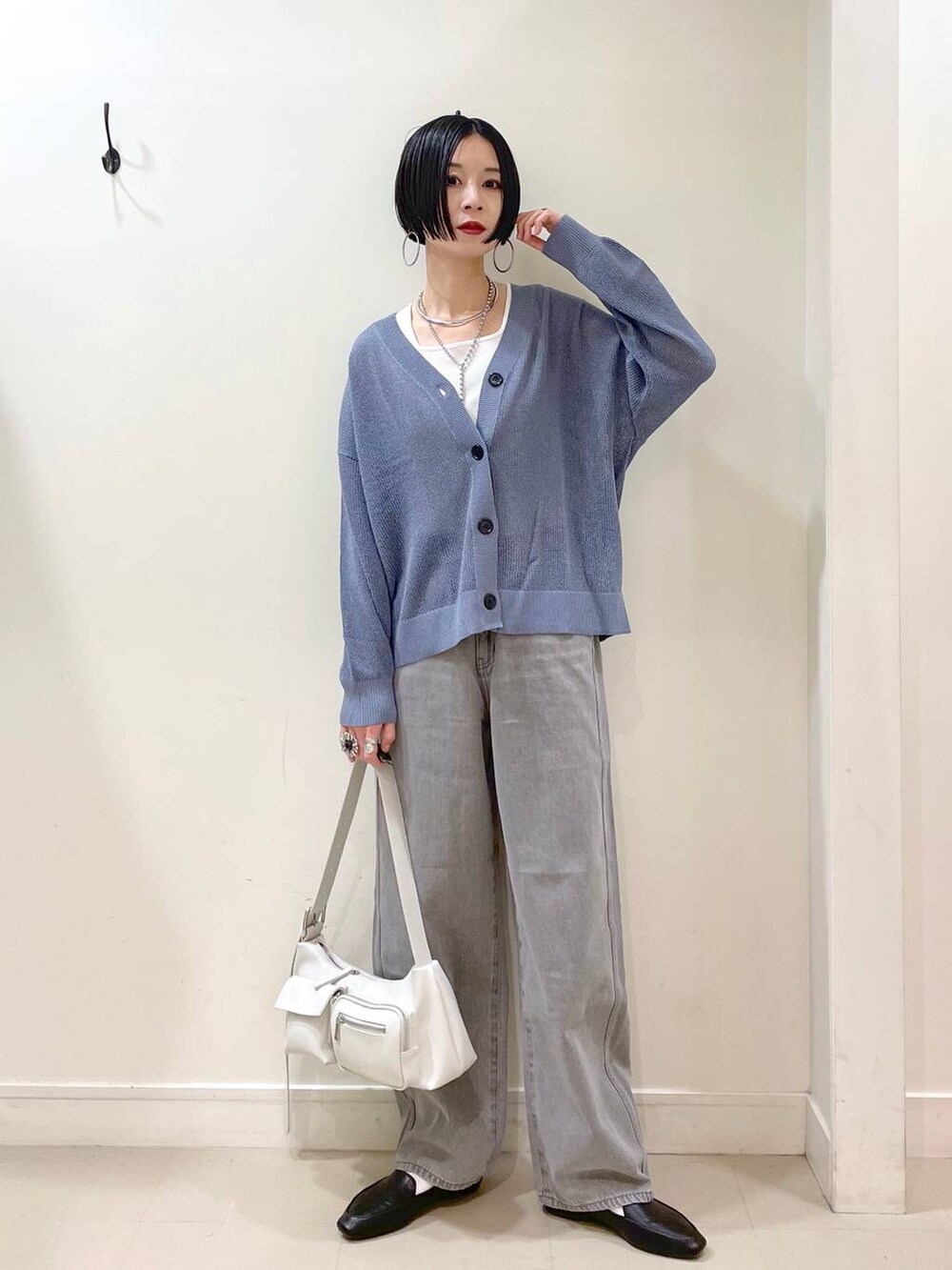「高見え、若見え、着痩せ・細見え、ママコーデ、楽ちんコーデ、普通_GLOBAL WORK、高身長、体型カバー、GLOBAL WORK、シンプルコーデ、カーディガン、タンクトップ、デニムパンツ、パンツ、ワイドパンツ」｜「GLOBAL WORKのステンレスボールY字ネックレス/106439（ネックレス、シルバー系）」を使った、るんるんさん（レディース・168cm）の春コーディネートの2枚目の写真